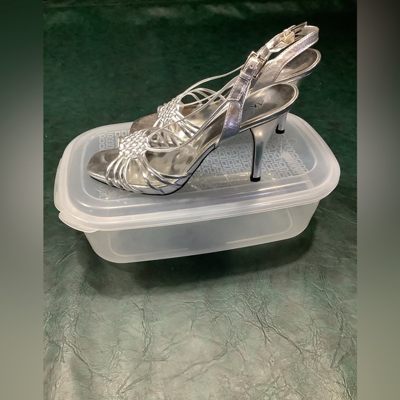 Anne Klein New Womens Aplik Silver Strappy Slingbacks 7.5M Heels Shoes - Picture 2 of 7